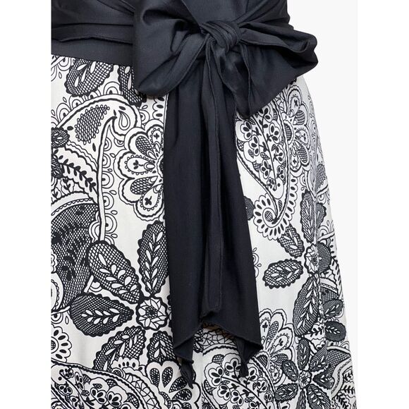Alyn Paige Size Medium Retro Bow Back Dress Black White Lace Print Plunge Neck - Picture 8 of 10